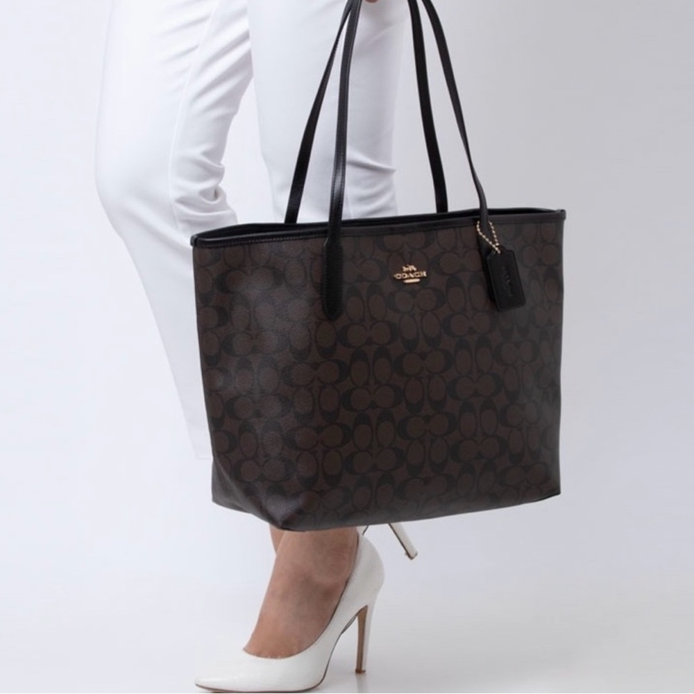 COACH City Tote in Signature Canvas - Used